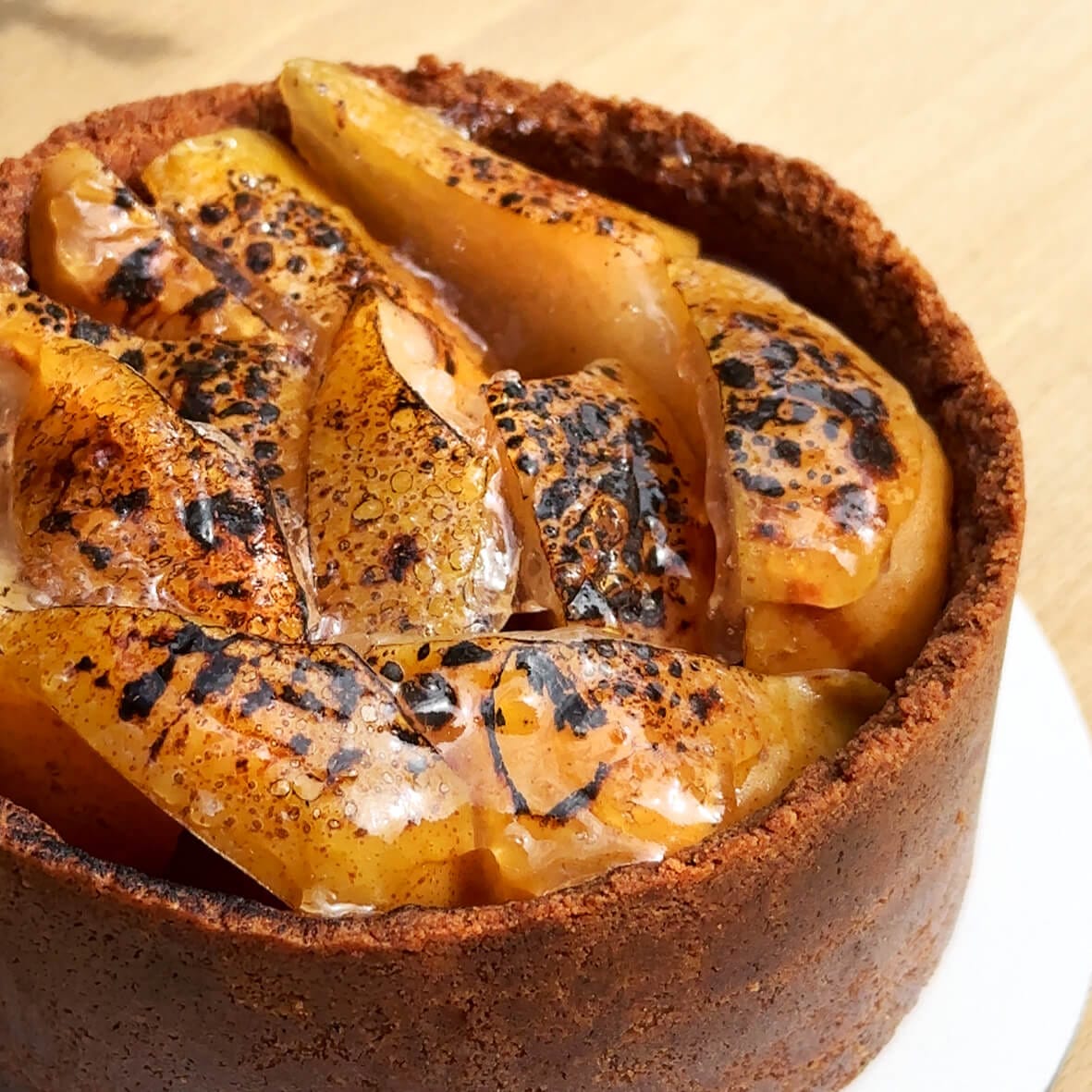 Текстура крупний кадр бенто чизкейк Груша-Кардамон pear & cardamom Cheesecake Family