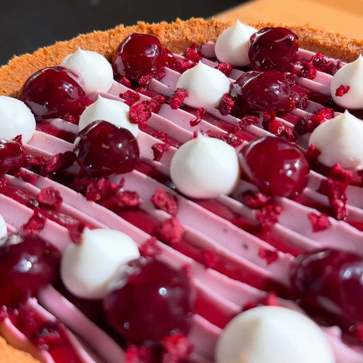 Чізкейк Червоний оксамит з вишнею амарена і вершковим декором від Cheesecake Family