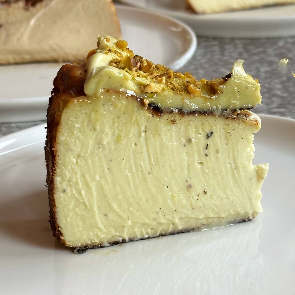 Фісташковий баскський бенто чізкейк від Cheesecake Family шматочок
