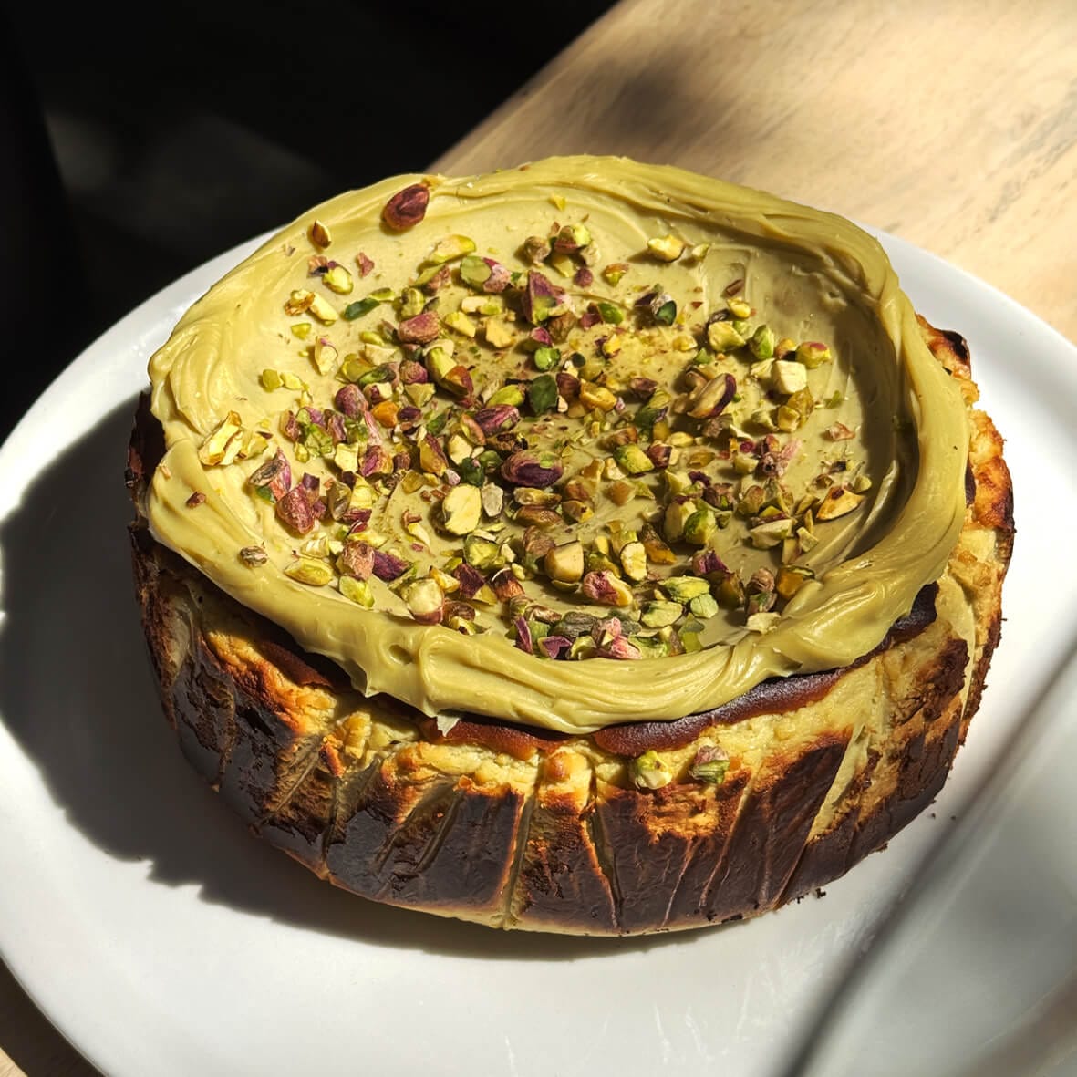 Фісташковий баскський чизкейк Cheesecake Family - найбільша колекція чизкейків в Україні