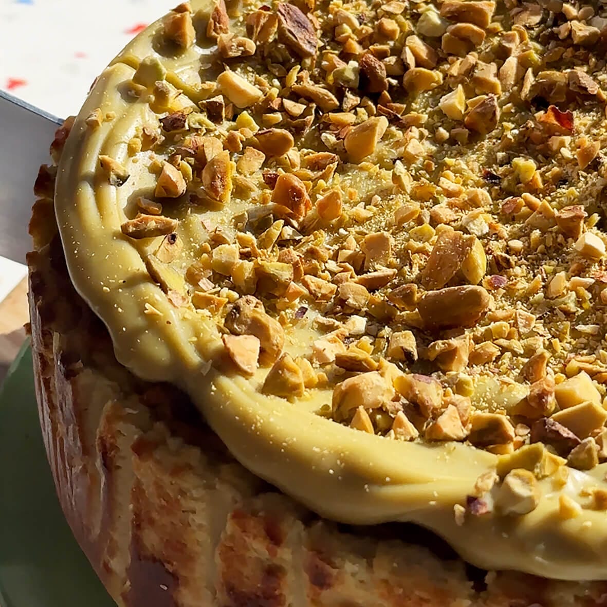 Крупно текстура фісташковий баскський чизкейк Cheesecake Family - найбільша колекція чизкейків в Україні