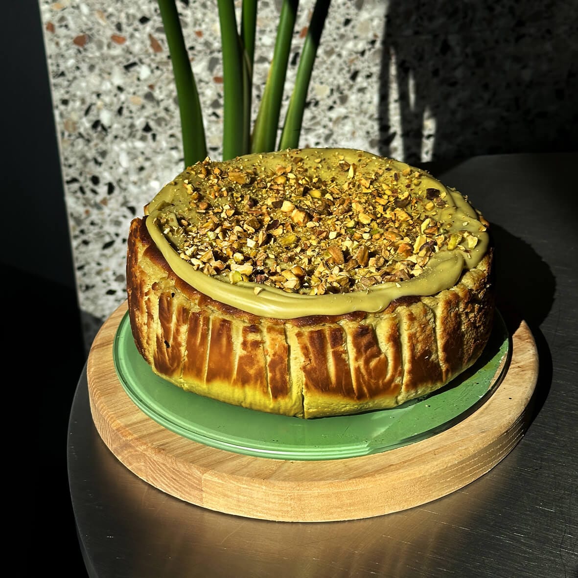 Сонячне світло фісташковий баскський чизкейк Cheesecake Family - найбільша колекція чизкейків в Україні