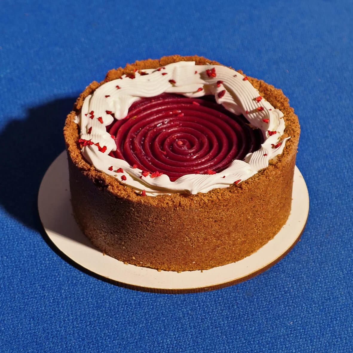 Бенто чизкейк «Нью-Йорк» Cheesecake Family з малиновим декором - доставка десертів у Києві.