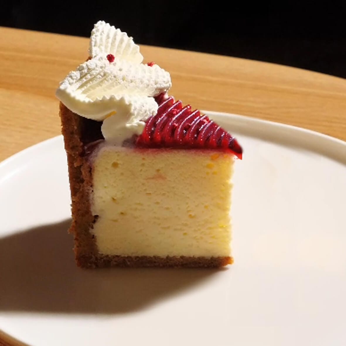 Шматочок бенто чізкейка «Нью-Йорк» Cheesecake Family з кремовою начинкою та малиновим декором, Київ.
