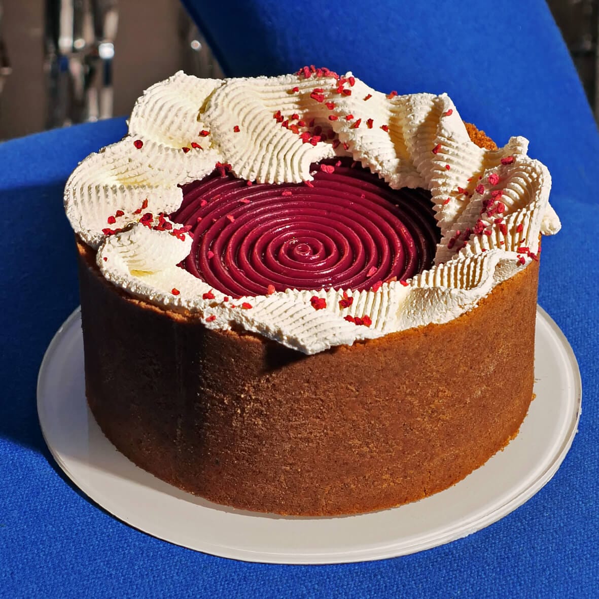 Класичний чизкейк «Нью-Йорк» Cheesecake Family зі святковим декором — замовлення і доставка у Києві.