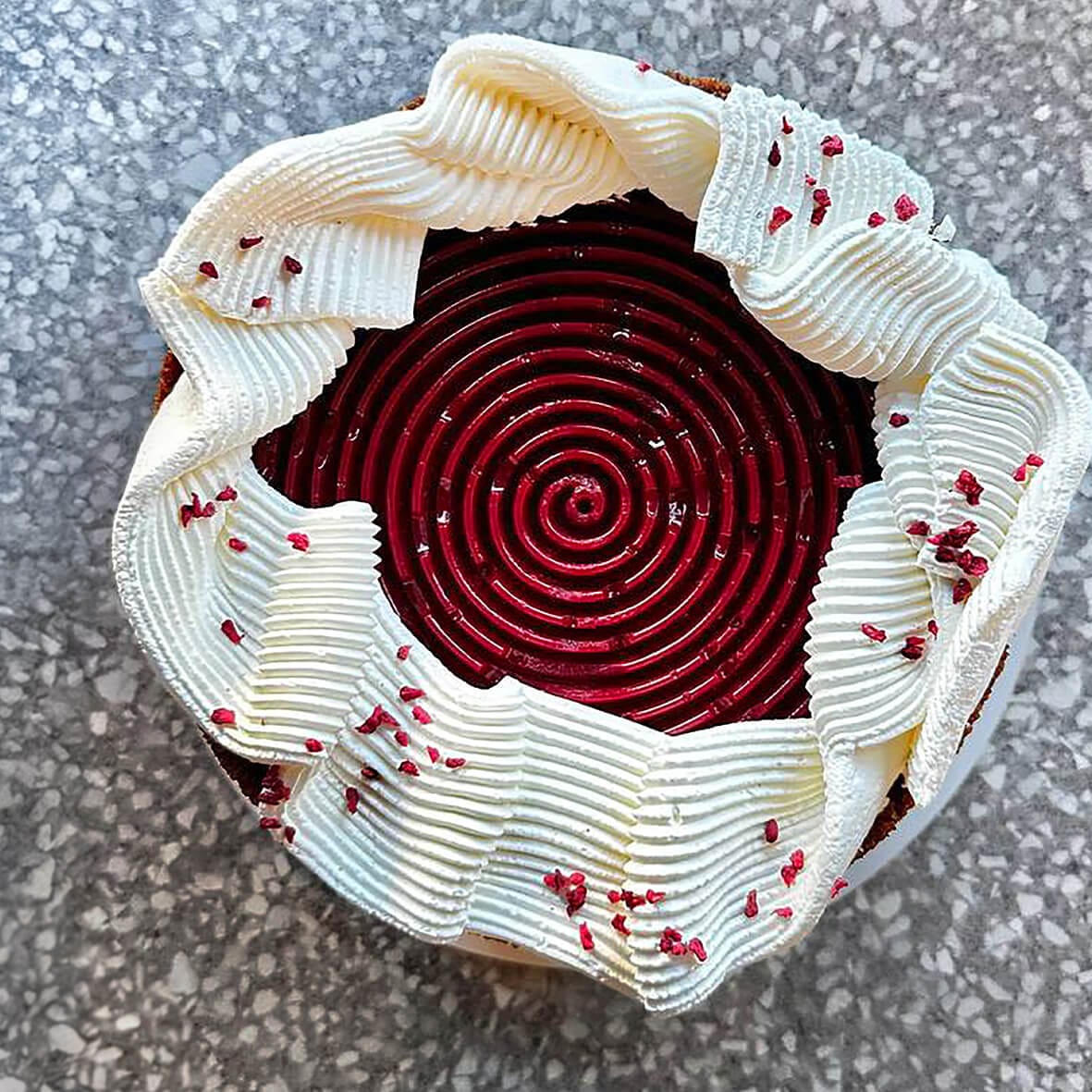 Класичний чізкейк «Нью-Йорк» Cheesecake Family з малиновим декором, десерт з доставкою у Києві.
