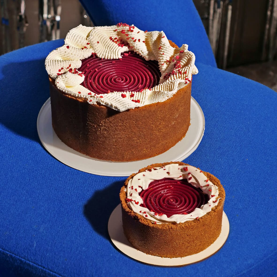 Великий чизкейк «Нью-Йорк» і маленький бенто чізкейк Cheesecake Family — замовлення десертів з доставкою у Києві.