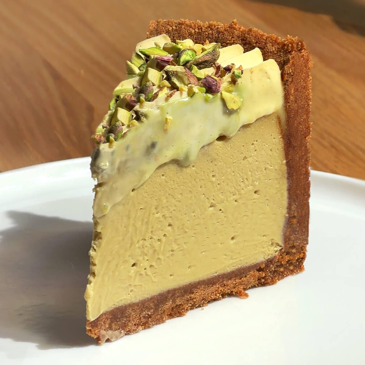 Шматочок фісташковий бенто чизкейк крупно вид збоку Pistachio Cheesecake