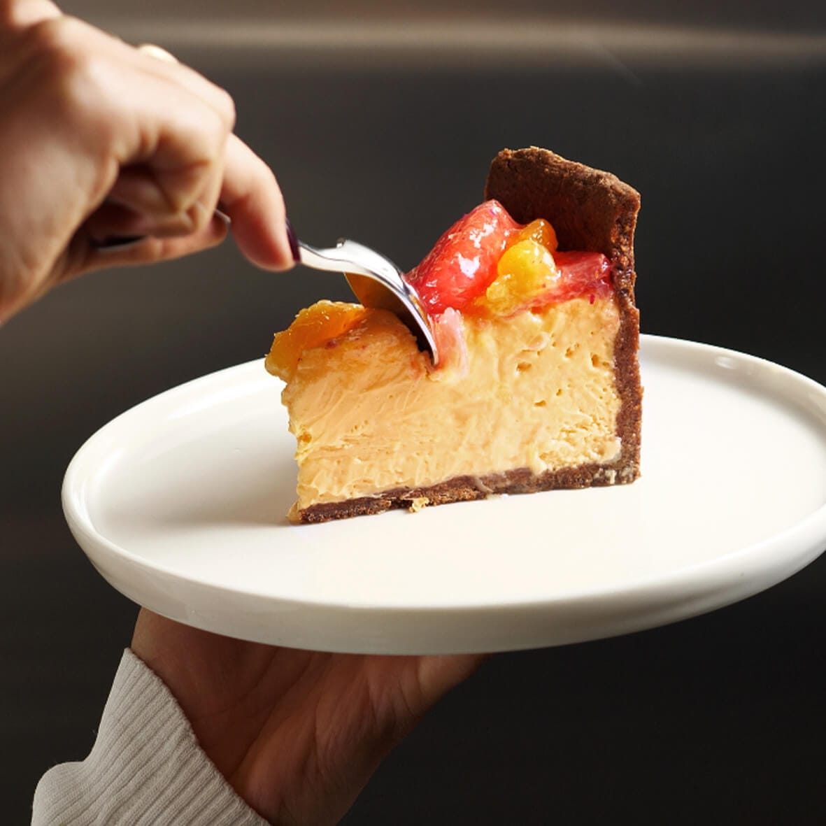 Шматочок чизкейку VITAMIN C з цитрусовою начинкою і філе апельсину від Cheesecake Family